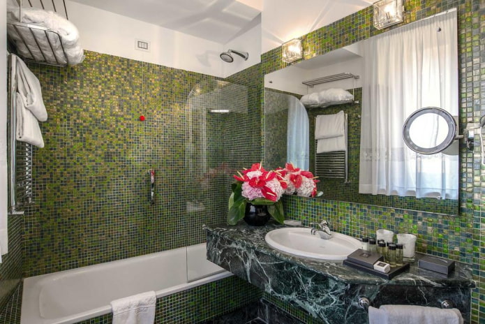 vihreät laatat kylpyhuoneen sisustuksessa