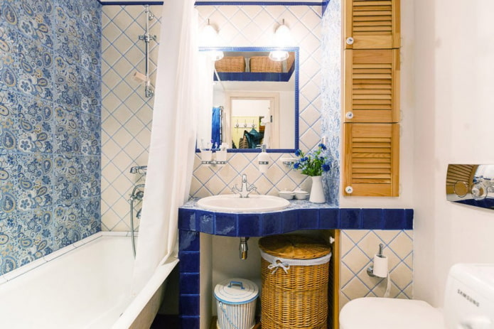 jubin di bahagian dalam bilik mandi dengan gaya Provence