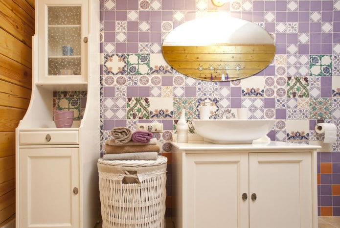 tegels in het interieur van de badkamer in de stijl van de Provence