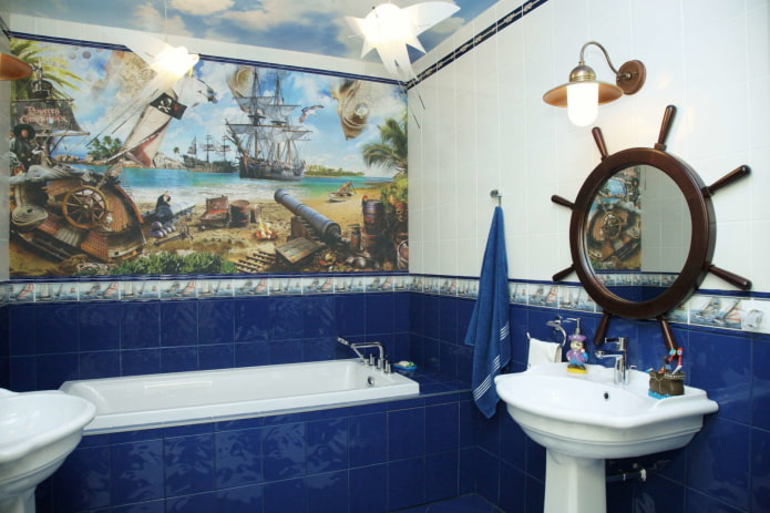 fliser i det indre af badeværelset i marine stil