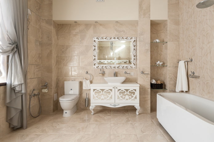 tegels in het interieur van de badkamer in een klassieke stijl