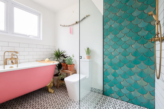 turquoise tegels in het badkamerinterieur