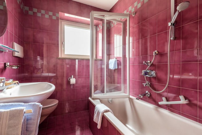 roze tegels in het badkamerinterieur