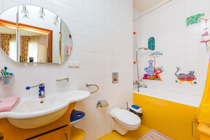 plytelėmis dekoruotas vaikų vonios interjeras