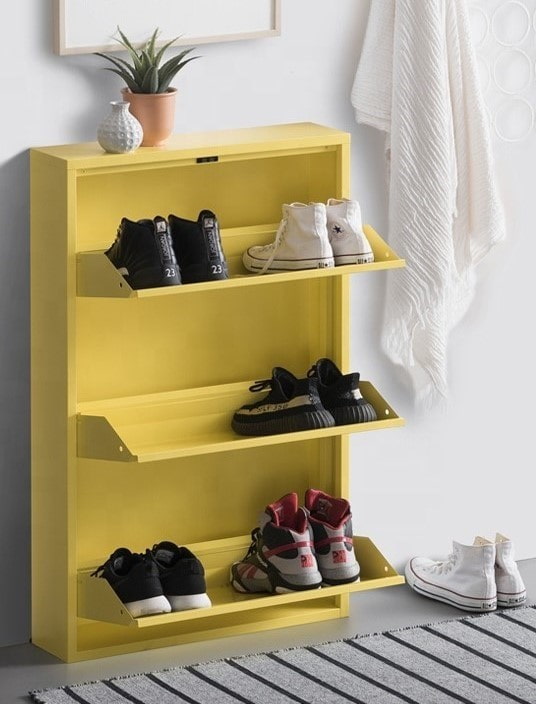 żółty stojak na buty we wnętrzu przedpokoju