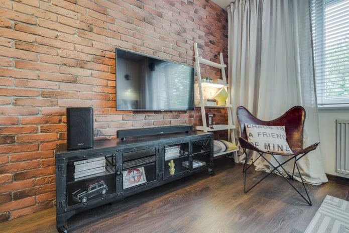 Suport TV într-un interior în stil mansardă