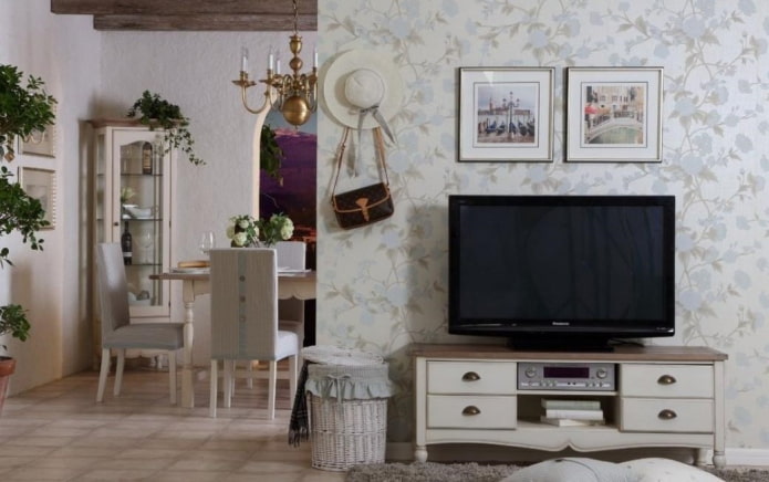 Televízny stojan v interiéri v štýle Provence