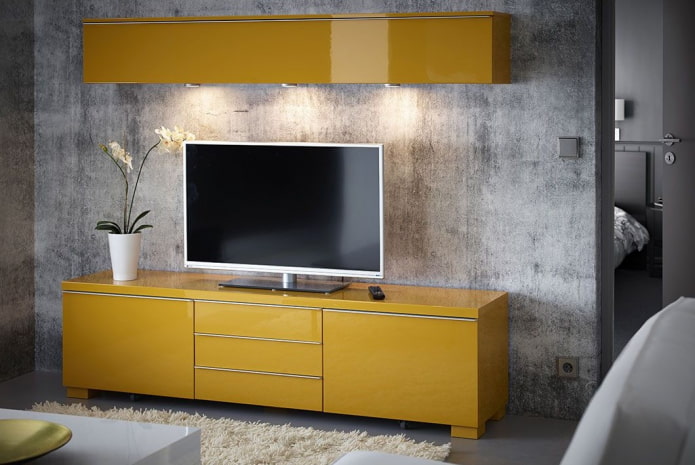 žlutý televizní stojan v interiéru