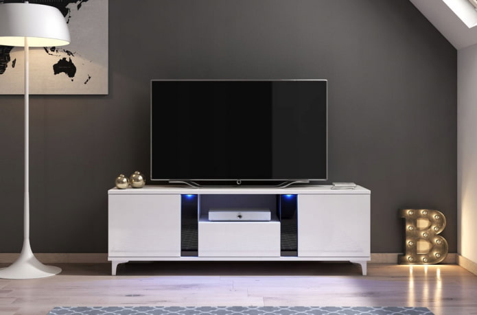 TV stojan v bielej farbe v interiéri