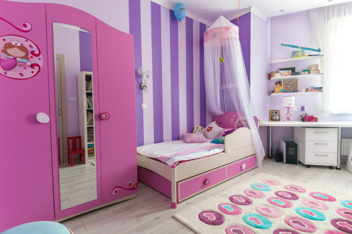 roze kledingkast in het interieur van de kinderkamer
