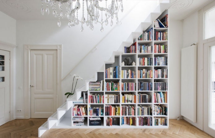 rak buku di bawah tangga di pedalaman