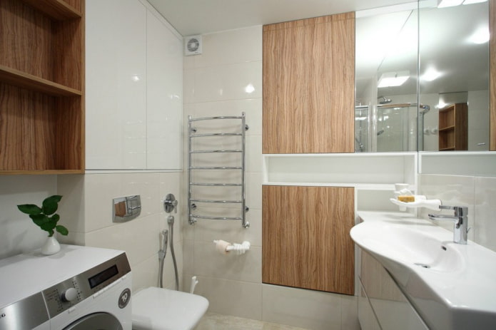 vonios kambarys studijos tipo apartamentų interjere