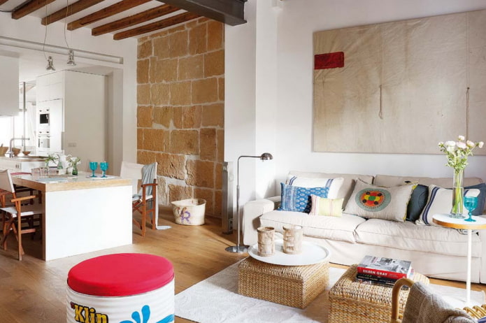 Viduržemio jūros stiliaus studijos tipo apartamentų interjeras