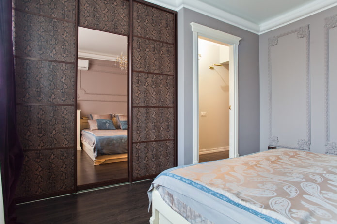 armoire coulissante avec garniture de façade en cuir dans la chambre