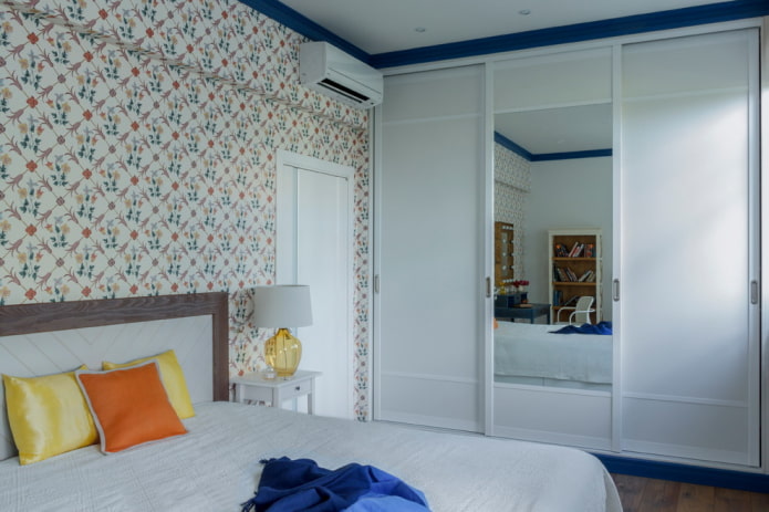 плъзгащ се гардероб с огледална фасада във вътрешността на спалнята