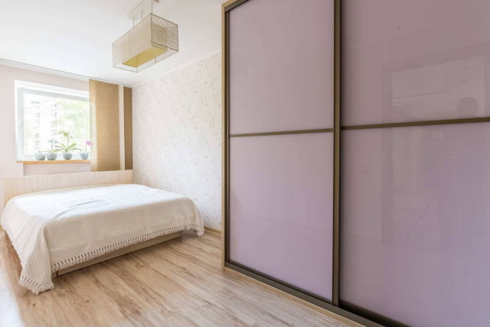 armari amb ombra lila a l'interior del dormitori