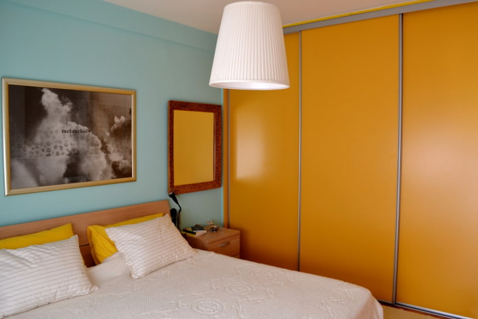 yatak odasının iç kısmında turuncu renkli gardırop