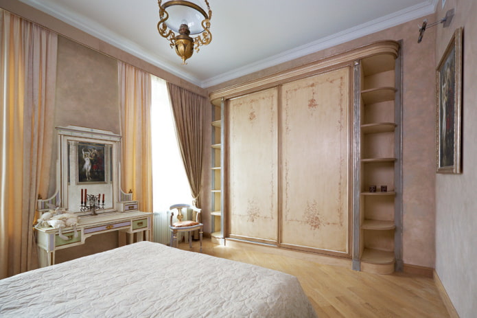 skříň v interiéru ložnice v klasickém stylu
