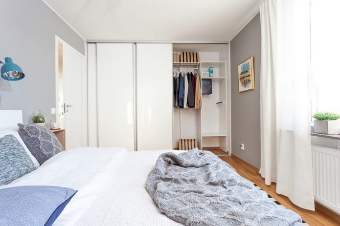 almari pakaian di bahagian dalam bilik tidur dengan gaya Scandinavia