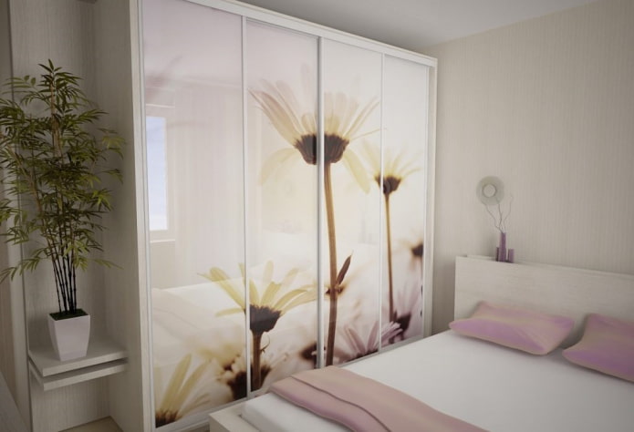 garderobe med facade med fotoprint i det indre af soveværelset