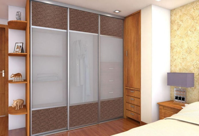 плъзгащ се гардероб с фасадна облицовка от ратан в спалнята