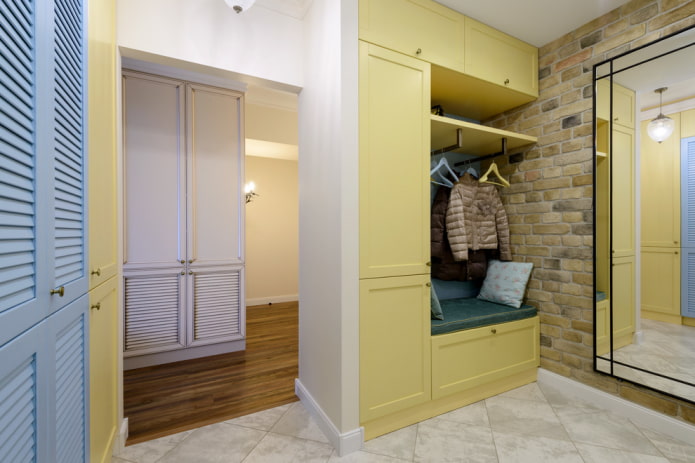 gul garderobe i det indre af korridoren