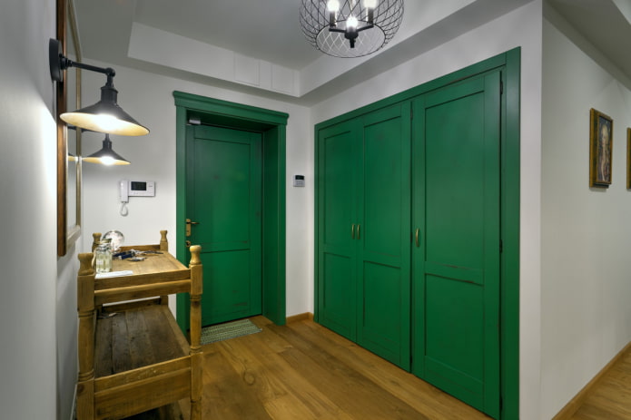 zelená skříň v interiéru chodby