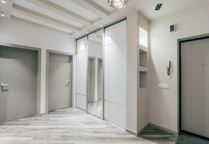 spinta koridoriaus interjere minimalizmo stiliaus