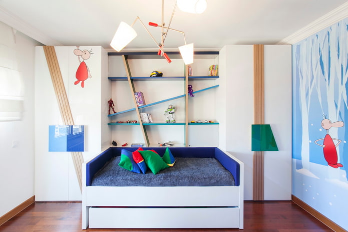 planken boven het bed in het interieur van de kinderkamer