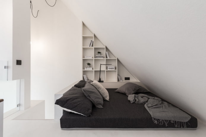 étagères au-dessus de la couchette dans le style du minimalisme