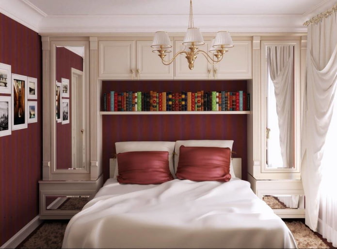 planken boven het bed in klassieke stijl