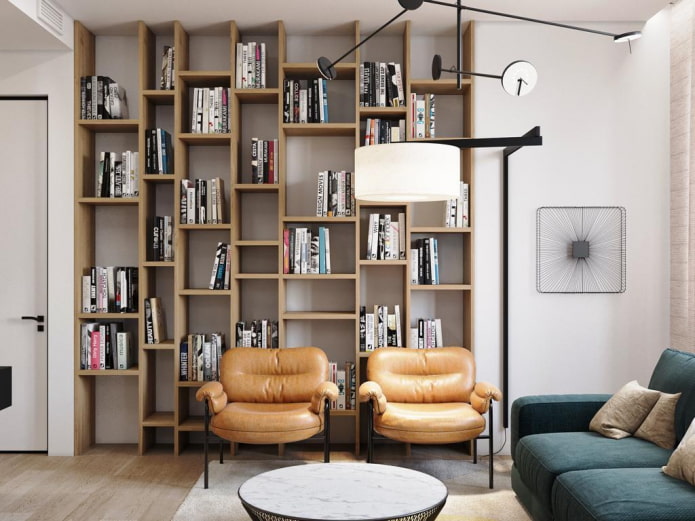 police na knihy až ke stropu v interiéru