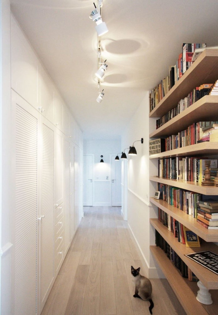 hylder til bøger i det indre af korridoren