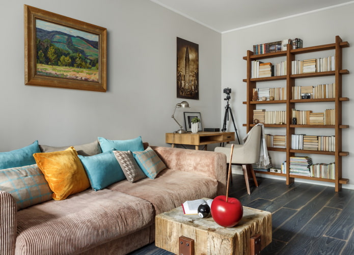 drevené police na knihy v interiéri obývacej izby