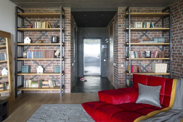 poličky na knihy v interiéri v štýle podkrovia