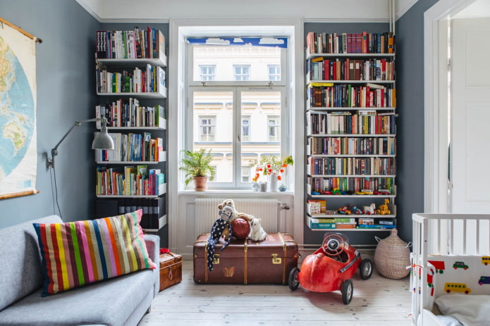 výklopné police na knihy v interiéri
