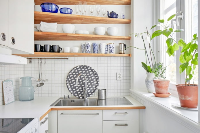 hylder i det indre af køkkenet i skandinavisk stil