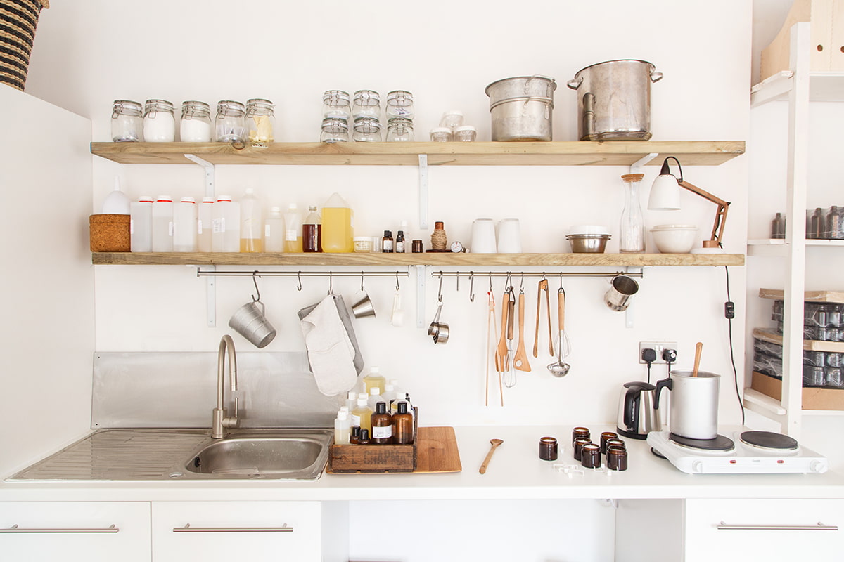 Półki do kuchni: rodzaje, materiały, kolor, design. Jak zaaranżować? Co umieścić?