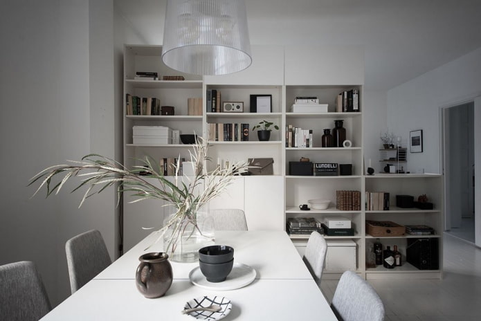 regálová konstrukce v interiéru ve stylu minimalismu