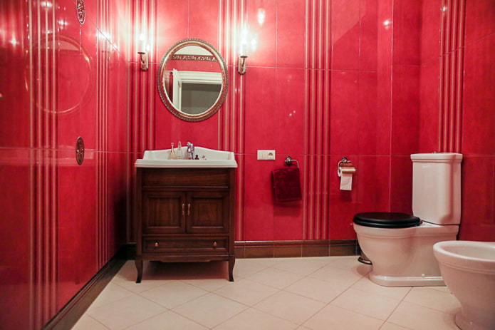 interiér koupelny v červených odstínech