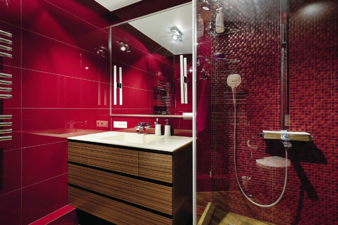 חדר אמבטיה בגוונים אדומים