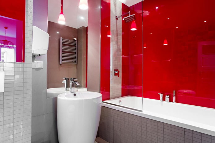 raudonų ir pilkų atspalvių vonios kambarys