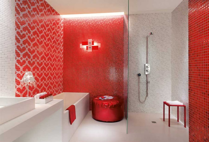 badkamer in rode en witte tinten