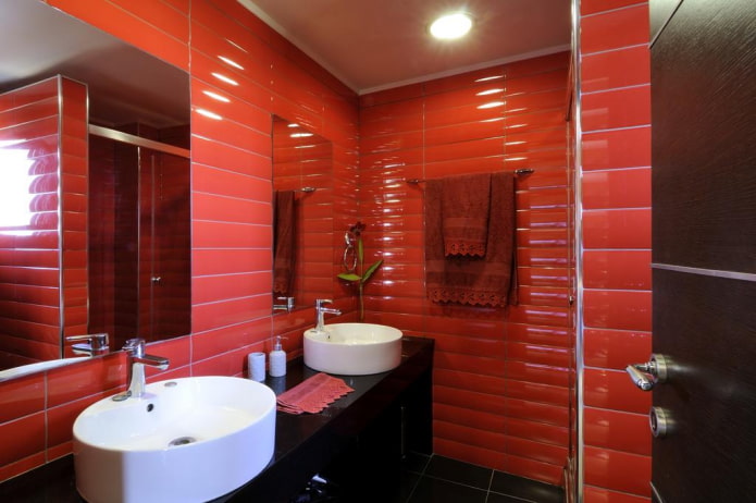 wyposażenie łazienki w odcieniach czerwieni