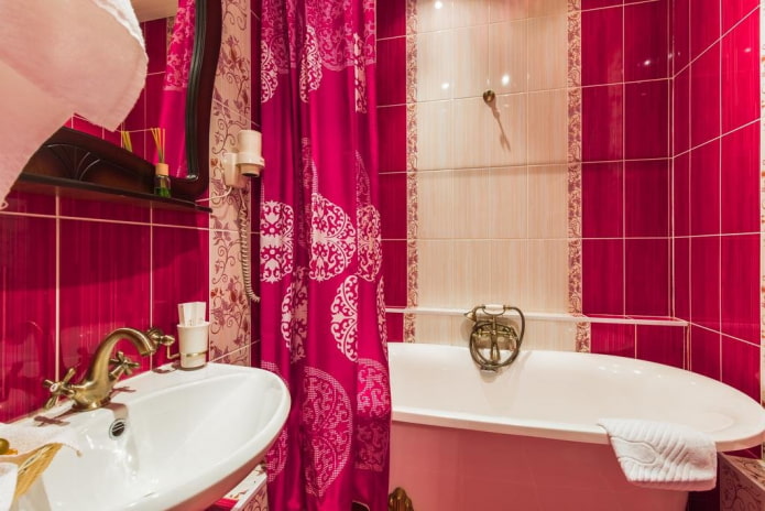 raudonų atspalvių vonios kambarys