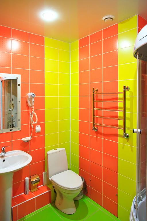 חדר אמבטיה בגוונים אדומים-ירוקים