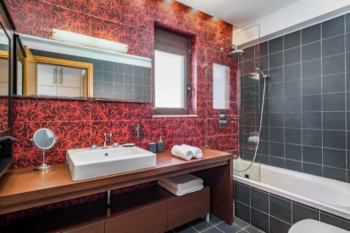 bilik mandi dalam warna hitam dan merah