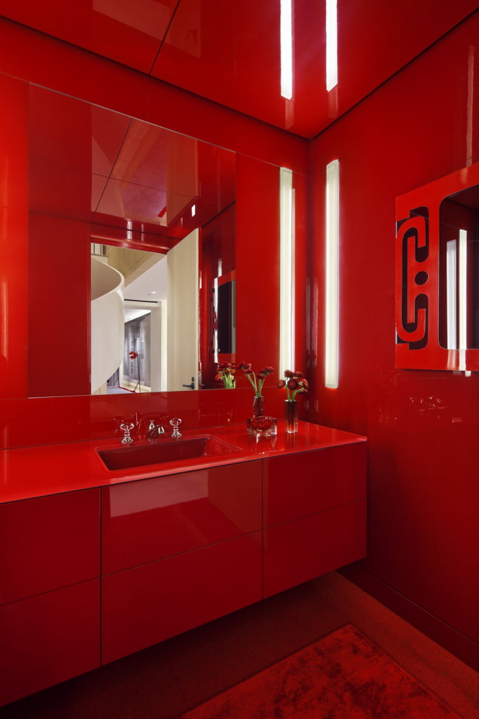 interiér kúpeľne v červených farbách