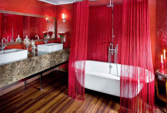 interiér kúpeľne v červených farbách