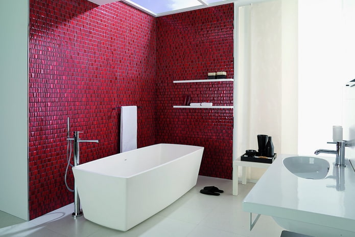 interiér koupelny v červených barvách